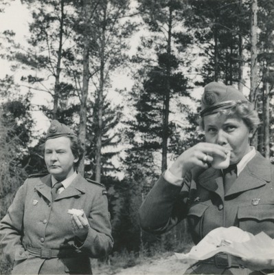 Eivor Gemzell och en kvinna i uniform
