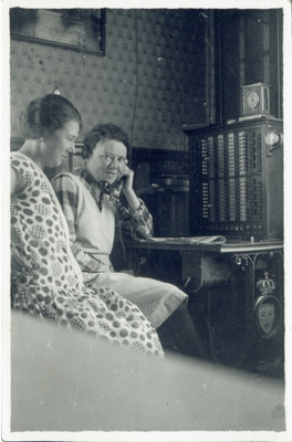 Maria Jönsson vid telefonväxeln 1920-tal