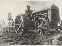 Vingåkers första traktor inköptes till Vannala år 1917 av Anton Raquette.