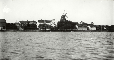 Strängnäs, Norra Strandvägen med den 1914 byggda kvarnen t.v.