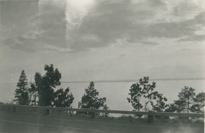 Landskapsbild med utsikt över en sjö