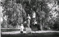 Skulptrisen Gerda Spinchorn,vid sin Linné-staty år 1949