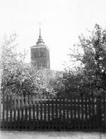 Västra klockstapeln i Nyköping, från Repslagaregatan, troligen omkring 1920