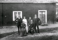 Familjen Haag, mor och far, Ivar, Elna, Hugo och Rickard, Vallby kvarn i Husby-Oppunda ca 1918