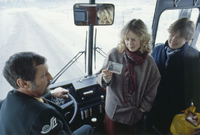 Påstigande passagerare visar busskort