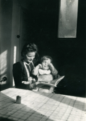 Henrik Tandefelt i knät på sin mor Margherita, år 1944