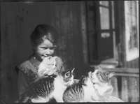 Ragnhild Liljekvist med fyra katter, Björktorp på 1930-talet