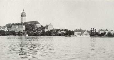 Strängnäs från sydost. Vid Ångbåtsbron ligger S/S Tynnelsö.