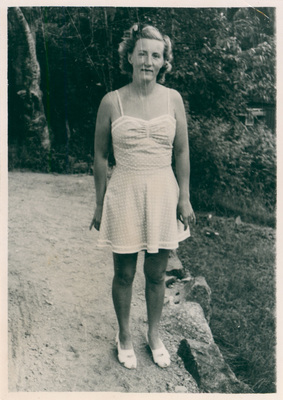 Karin Wohlin i soldräkt, 1940-tal.