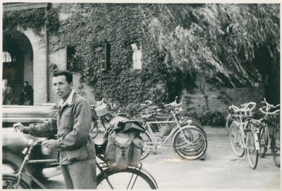 Kurt med cykel på Nyköpings tågstation år 1946