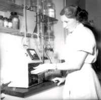 Sunlights fabriker i Nyköping, kontroll av tvättmedlet Surf, foto år 1954