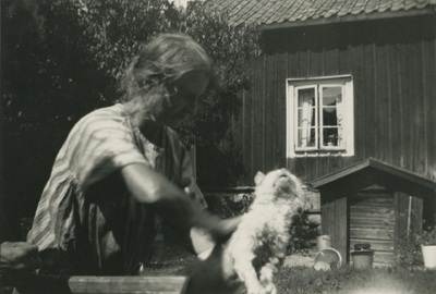 Karin Hall med katten Farbror, 1926