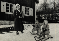 Ingrid Zettervall med syskonbarnen Ingrid och Katarina, Krongården Ellersta