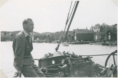 Man på fiskebåt (?) på västkusten år 1945
