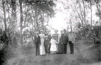 Familjefoto från trädgården på Ökna säteri i Floda socken, sannolikt 1890-tal