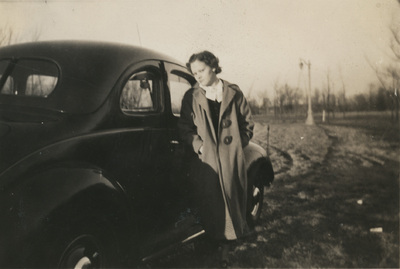 En kvinna vid en bil