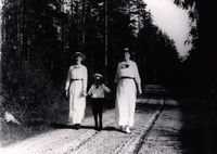 Sten Brewitz med sin mamma Elin Brewitz och fostermor Ida Lind, Högsjö bruk