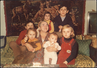 Mormor Behija med barnbarnen