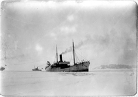 Fartyg liggande i isen utanför (sannolikt) Oxelösund