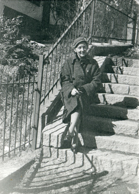 Karin Wohlin i solen på en stentrappa.