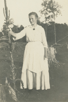 Fotografi av en kvinna med en växt