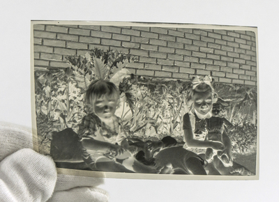 Negativ, Siv Dahlgren med kamrat och dockor, 1948