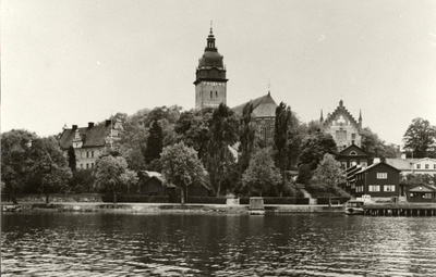 Strängnäs från ostsydost med domkyrkan i centrum