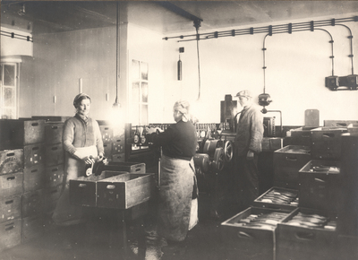 Etikettering och avsyning på Nyköpings bryggeri, 1927