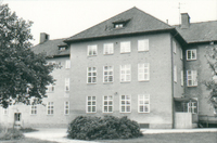 Byggnad i parkområdet på Sundby sjukhusområde vid Strängnäs 1986