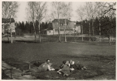 Elever läser på en gräsmatta på Solbacka Läroverk, 1934