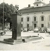 Torgbrunnen med Rådhuset i bakgrunden