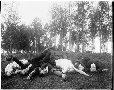 Gruppfoto på en kulle