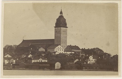 Vy av Strängnäs med Domkyrkan i bakgrunden.