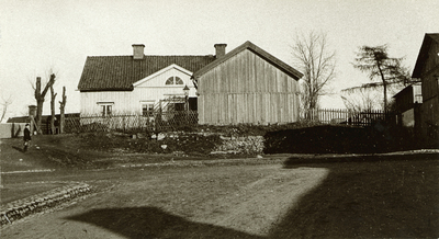 Gården Klostergatan 24 i Strängnäs, sedd från Eskilsgatan.