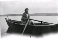 Kvinna i roddbåt vid Björkliden, Hindås