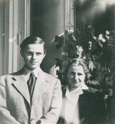 Rolf Benzia och hans mamma år 1943