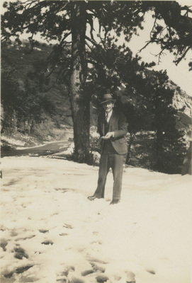 En man står i snön på ett berg i San Bernadino Mountains Kalifornien, år 1931