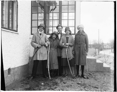 Gruppfoto framför byggnad