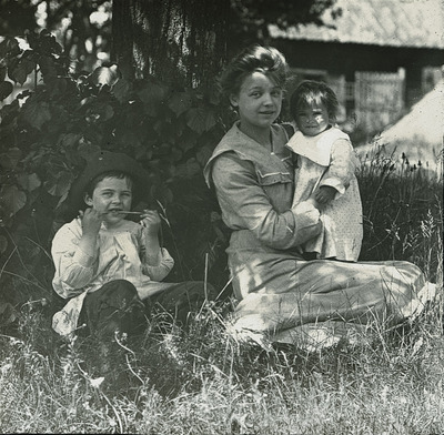En flicka med två yngre barn i Gåsinge-Dillnäs