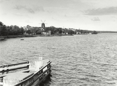 Norra strandvägen och Kvarnkullen i Strängnäs från Tosteröbron.