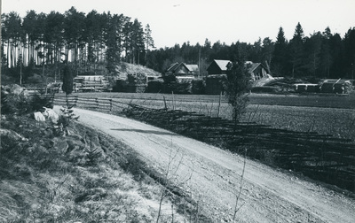 I fonden Sidhem, som senare kom till Åkers Härads Allmänning.