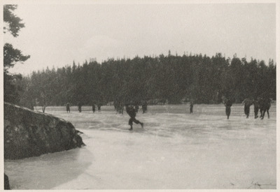 Elever från Solbacka Läroverk åker skridskor på en sjö, 1933
