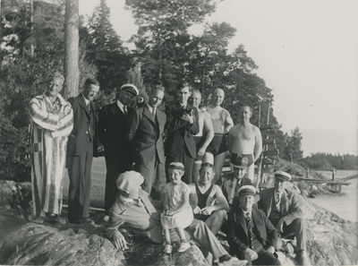 Gruppfoto vid en sjö