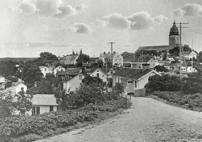 Kvarngatans övre del och Kvarnbacksbebyggelsen från väderkvarnen Strängnäs