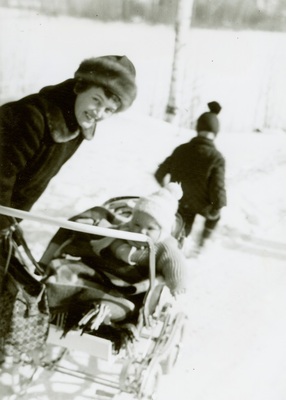 Anna-Stina och Helena Björkholm år 1965