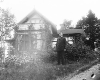En man i uniform vid ett hus