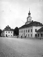 Rådhuset och Bernhardtska huset i Nyköping omkring år 1920