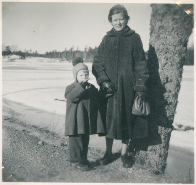 Mamma Lilly med sonen Kaj 1940-tal