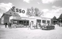 Esso nya bensinstation vid Stockholmsvägen, foto 1957