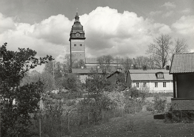 Utsikt från söder över kv. Skolmästaren mot Kyrkberget i Strängnäs.